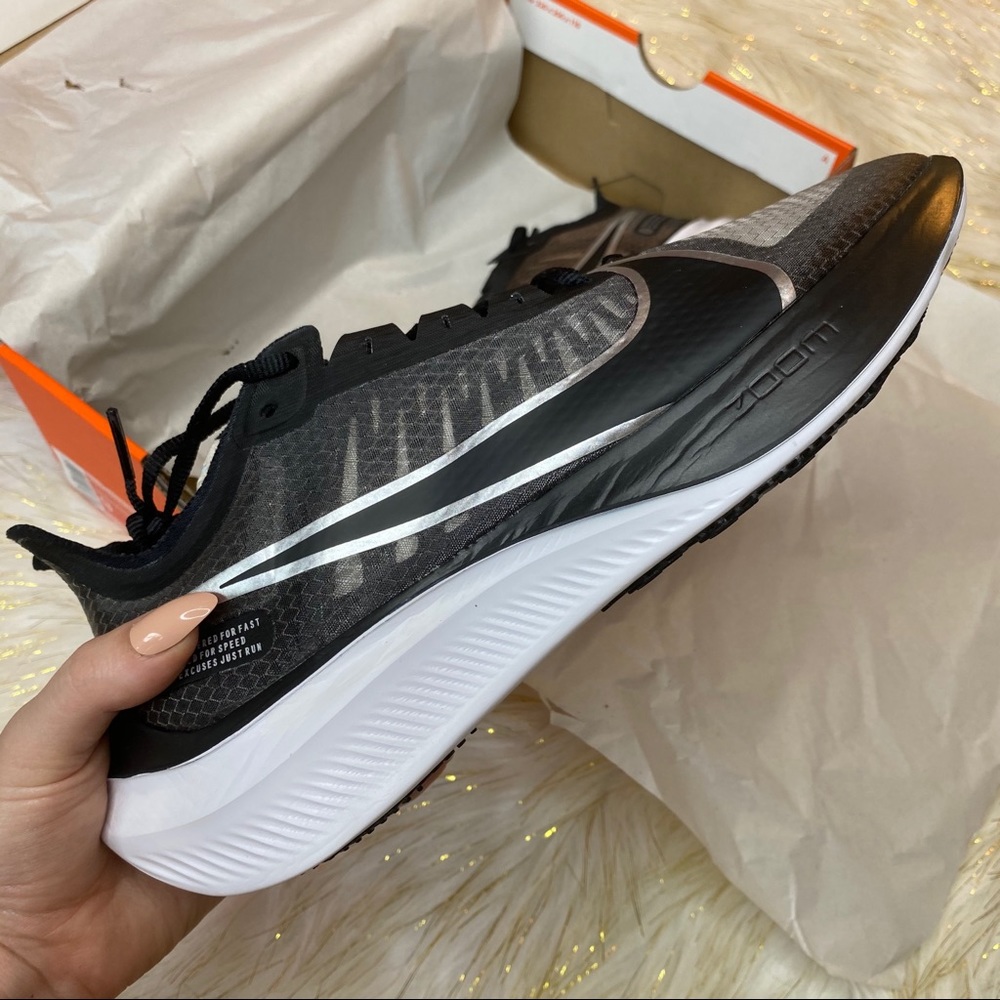 Zoom Gravity Running Shoe Black/Metallic Silver